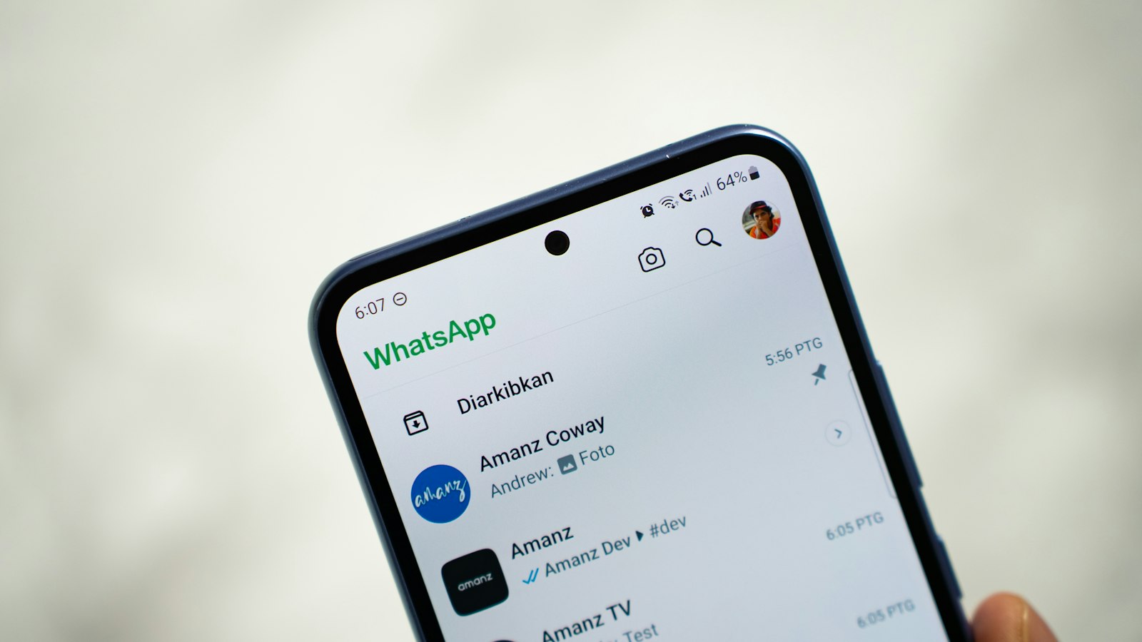 Campaña de admisiones 2027-2028: calendario mes a mes para colegios en México 4 Mano sosteniendo un celular con WhatsApp abierto, canal clave para atender a familias en admisiones